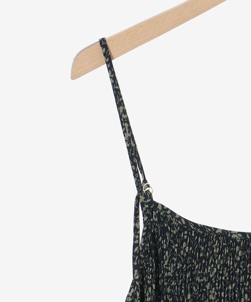 le.coeur blanc(ルクールブラン)の「フラワープリントプリーツキャミワンピース(ワンピース・レディース・ブルー系その他4/ブラック系その他・38)」の9枚目の写真