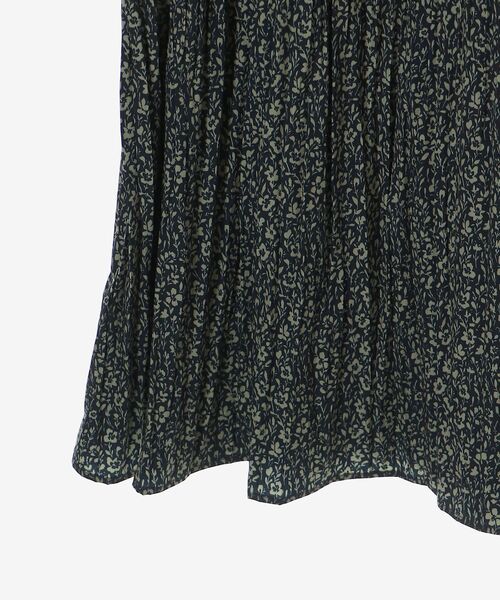 le.coeur blanc(ルクールブラン)の「フラワープリントプリーツキャミワンピース(ワンピース・レディース・ブルー系その他4/ブラック系その他・38)」の10枚目の写真