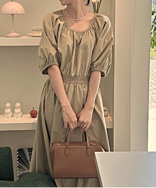 a lot of love(ア ロット オブ ラブ)の「ウエストスモッキング 2wayフェミニンワンピース(ワンピース・レディース・ホワイト/カーキ/ブルー・FREE)」の6枚目の写真