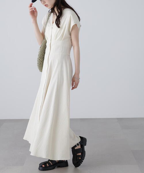 FREE'S MART（フリーズマート）の「【3サイズ展開XS-M】ウエストシェイプ配色ステッチワンピース【低身長サイズ有】（ワンピース・レディース・ホワイト/ブラウン/ブルー/ブラック・X-SMALL/MEDIUM/SMALL）」の2枚目の写真