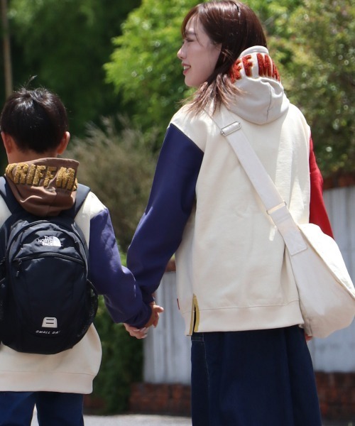 KRIFF MAYER Lady's Collection（クリフメイヤーレディースコレクション）の「【乾きやすい】サガラ刺繍裏起毛パーカー(フードロゴ)（スウェット・レディース・ブラウン/ナチュラル/パープル/ベージュ/チャコール/カラフル/グリーン/レッド・LARGE/MEDIUM）」の8枚目の写真