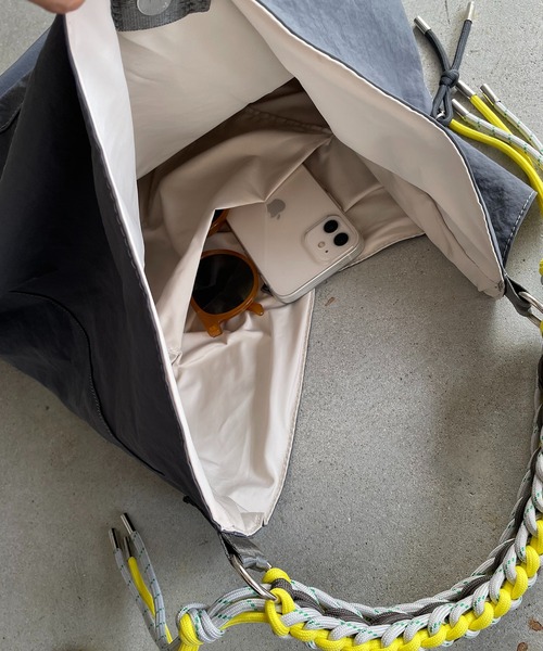 210nouve（トゥージュヌーブ）の「配色 ドローコード ナイロン ショルダーバッグ（ショルダーバッグ・レディース・グレー/イエロー/レッド/アイボリー・FREE）」の10枚目の写真