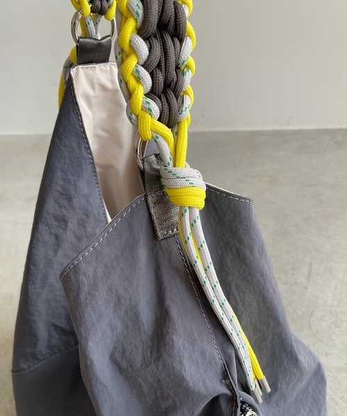 210nouve（トゥージュヌーブ）の「配色 ドローコード ナイロン ショルダーバッグ（ショルダーバッグ・レディース・グレー/イエロー/レッド/アイボリー・FREE）」の9枚目の写真
