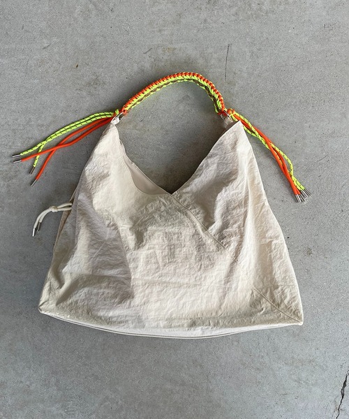 210nouve（トゥージュヌーブ）の「配色 ドローコード ナイロン ショルダーバッグ（ショルダーバッグ・レディース・グレー/イエロー/レッド/アイボリー・FREE）」の6枚目の写真