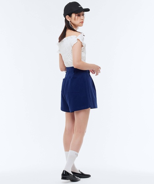 Narcissus(ナルシス)の「シャーリングエンボスブラウス/アシンメトリー/クロップド丈(その他トップス・レディース・ホワイト/ブラック・FREE)」の4枚目の写真
