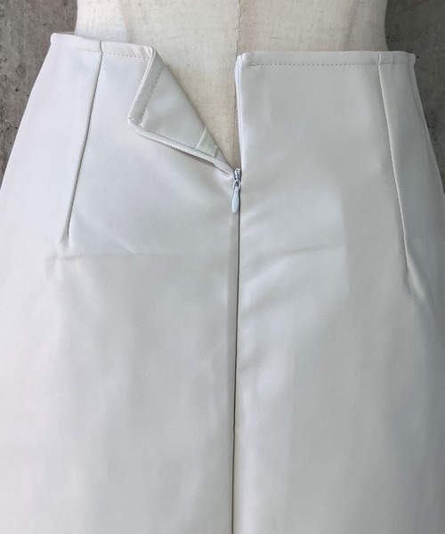 meJane(ミージェーン)の「裾ファー 合皮ミニスカート(スカート・レディース・ホワイト/ブラック・S/M)」の15枚目の写真