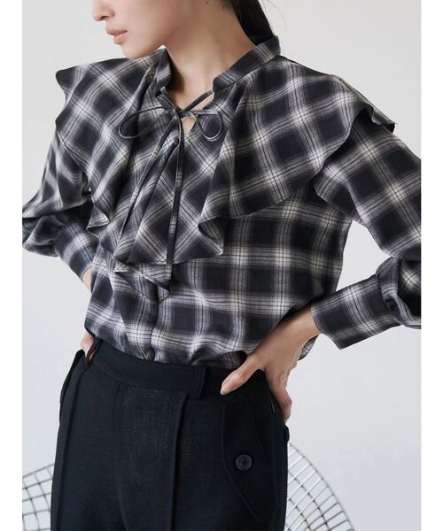TONAL(トーナル)の「ラッフルフリルブラウス(シャツ/ブラウス・レディース・オフホワイト/ブラック/ベージュ・MEDIUM)」の3枚目の写真
