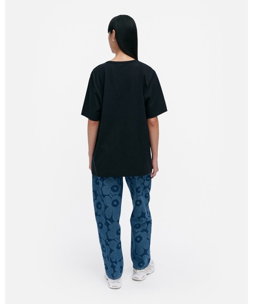 marimekko(マリメッコ)の「【kioski】 Vihne Logo / t-shirt(Tシャツ/カットソー・レディース・ブラック/レッド・X-SMALL/SMALL/MEDIUM/LARGE)」の4枚目の写真