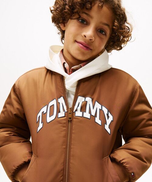 TOMMY HILFIGER（トミーヒルフィガー）の「BOYS リバーシブルボンバージャケット（ブルゾン・キッズ・ブラウン系その他・140cm/160cm/130cm/150cm）」の2枚目の写真