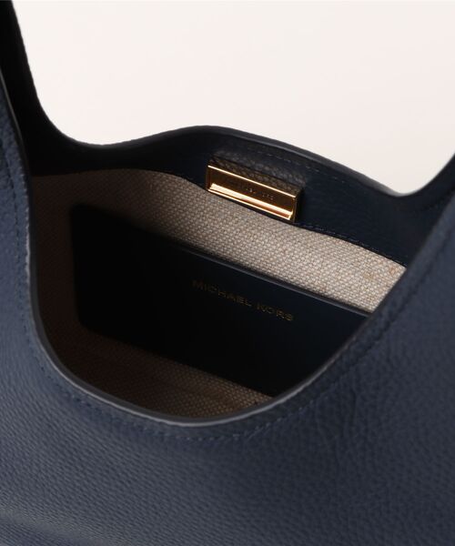MICHAEL KORS(マイケルコース)の「NOLITA ペブルレザー ホーボー ショルダー スモール(ショルダーバッグ・レディース・ネイビー・FREE)」の4枚目の写真
