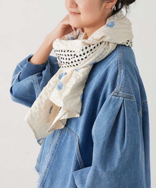 BEARDSLEY（ビアズリー）の「《CITRUS》プリントストール（ストール/ショール・レディース・ブルー・FREE）」の4枚目の写真
