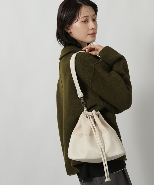 LAKOLE（ラコレ）の「ヌバック風コンビ巾着ショルダーバッグ / 587754（ショルダーバッグ・レディース・ベージュ/オフホワイト/ブラック・FREE）」の3枚目の写真