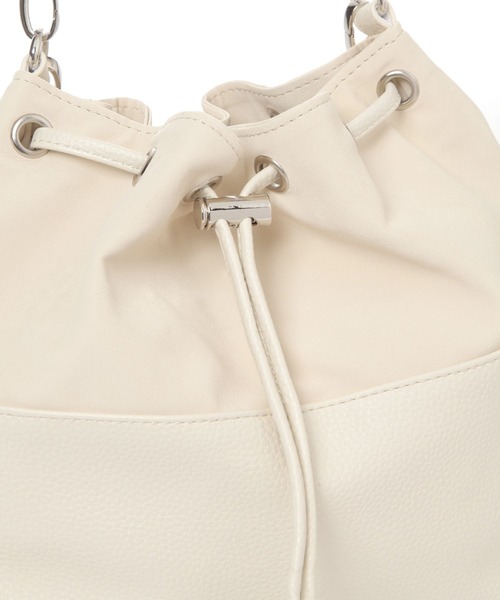 LAKOLE（ラコレ）の「ヌバック風コンビ巾着ショルダーバッグ / 587754（ショルダーバッグ・レディース・ベージュ/オフホワイト/ブラック・FREE）」の21枚目の写真