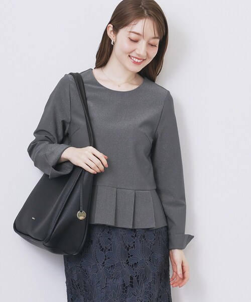 index（インデックス）の「ストレッチペプラムラメトップス【洗濯機OK/防シワ/抗ピル】《S～3L》（Tシャツ/カットソー・レディース・ナチュラル/チャコールグレー/サックスブルー・42/40/38/36/44）」の2枚目の写真