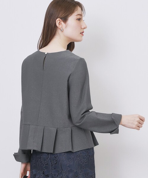 index（インデックス）の「ストレッチペプラムラメトップス【洗濯機OK/防シワ/抗ピル】《S～3L》（Tシャツ/カットソー・レディース・ナチュラル/チャコールグレー/サックスブルー・42/40/38/36/44）」の4枚目の写真