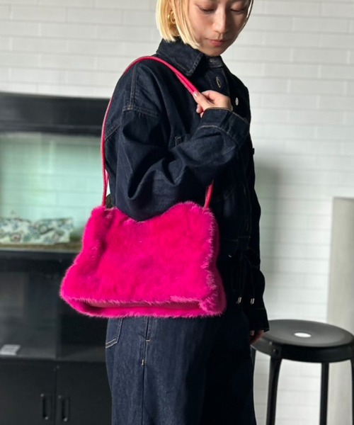 Kotoe(コトエ)の「肩掛け エコファー スクエアショルダーバッグ(ショルダーバッグ・レディース・ブラック/アイボリー/ピンク/ブラウン・FREE)」の4枚目の写真
