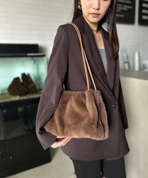 Kotoe(コトエ)の「肩掛け エコファー スクエアショルダーバッグ(ショルダーバッグ・レディース・ブラック/アイボリー/ピンク/ブラウン・FREE)」の5枚目の写真