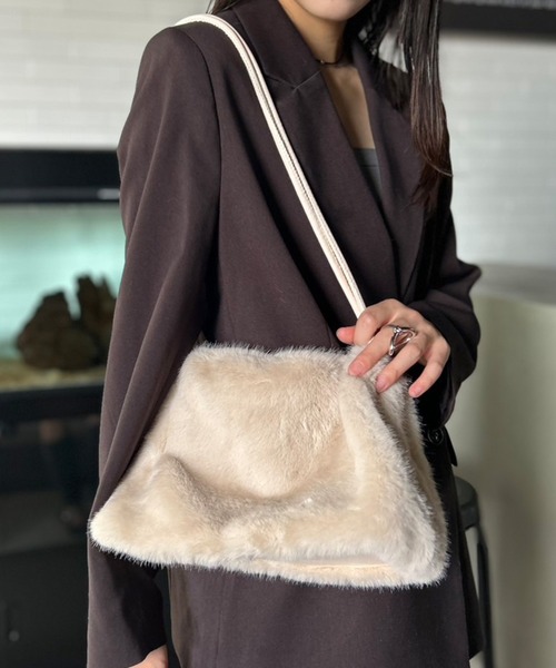 Kotoe(コトエ)の「肩掛け エコファー スクエアショルダーバッグ(ショルダーバッグ・レディース・ブラック/アイボリー/ピンク/ブラウン・FREE)」の20枚目の写真
