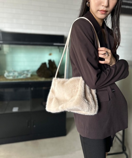 Kotoe(コトエ)の「肩掛け エコファー スクエアショルダーバッグ(ショルダーバッグ・レディース・ブラック/アイボリー/ピンク/ブラウン・FREE)」の22枚目の写真