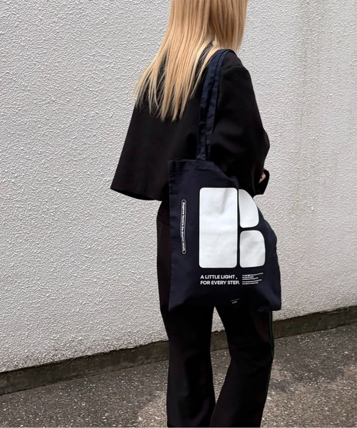 rae(レイ)の「【新色追加】rae /Urban Print Tote Bag / アーバンプリントトートバッグ(トートバッグ・レディース・ダークグレー/グリーン/ネイビー系/イエロー/オレンジ/ダークブラウン/バーガンディー/ミント/サンドベージュ/サックスブルー/ピンク/ライトパープル/ライトブルー/オリーブ/パープル・FREE)」の9枚目の写真