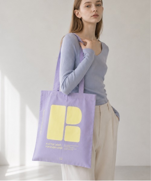 rae(レイ)の「【新色追加】rae /Urban Print Tote Bag / アーバンプリントトートバッグ(トートバッグ・レディース・ダークグレー/グリーン/ネイビー系/イエロー/オレンジ/ダークブラウン/バーガンディー/ミント/サンドベージュ/サックスブルー/ピンク/ライトパープル/ライトブルー/オリーブ/パープル・FREE)」の11枚目の写真
