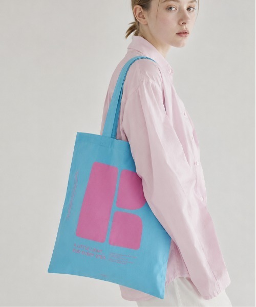rae(レイ)の「【新色追加】rae /Urban Print Tote Bag / アーバンプリントトートバッグ(トートバッグ・レディース・ダークグレー/グリーン/ネイビー系/イエロー/オレンジ/ダークブラウン/バーガンディー/ミント/サンドベージュ/サックスブルー/ピンク/ライトパープル/ライトブルー/オリーブ/パープル・FREE)」の8枚目の写真