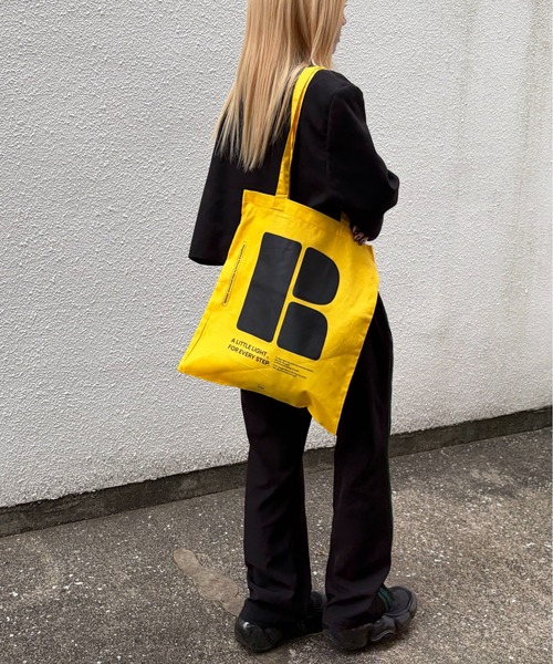 rae(レイ)の「【新色追加】rae /Urban Print Tote Bag / アーバンプリントトートバッグ(トートバッグ・レディース・ダークグレー/グリーン/ネイビー系/イエロー/オレンジ/ダークブラウン/バーガンディー/ミント/サンドベージュ/サックスブルー/ピンク/ライトパープル/ライトブルー/オリーブ/パープル・FREE)」の12枚目の写真