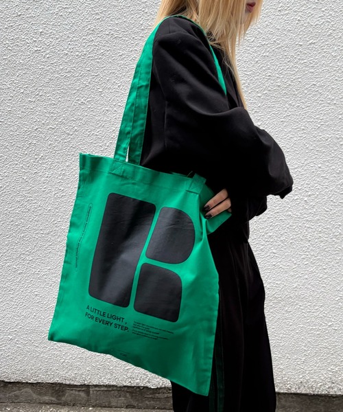 rae(レイ)の「【新色追加】rae /Urban Print Tote Bag / アーバンプリントトートバッグ(トートバッグ・レディース・ダークグレー/グリーン/ネイビー系/イエロー/オレンジ/ダークブラウン/バーガンディー/ミント/サンドベージュ/サックスブルー/ピンク/ライトパープル/ライトブルー/オリーブ/パープル・FREE)」の5枚目の写真