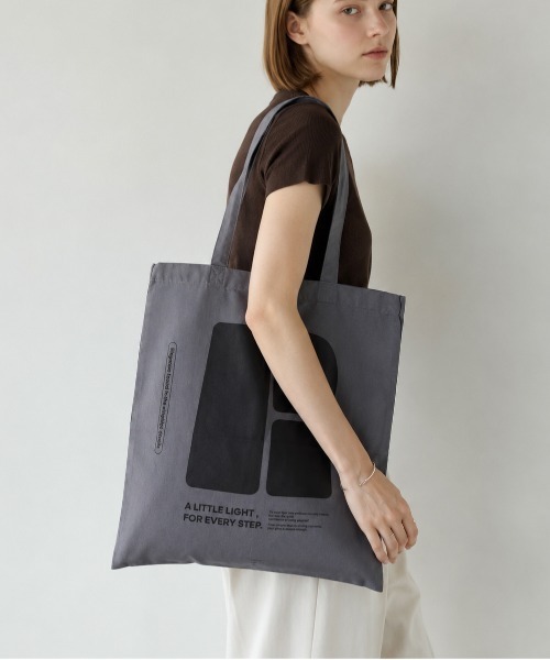 rae(レイ)の「【新色追加】rae /Urban Print Tote Bag / アーバンプリントトートバッグ(トートバッグ・レディース・ダークグレー/グリーン/ネイビー系/イエロー/オレンジ/ダークブラウン/バーガンディー/ミント/サンドベージュ/サックスブルー/ピンク/ライトパープル/ライトブルー/オリーブ/パープル・FREE)」の2枚目の写真