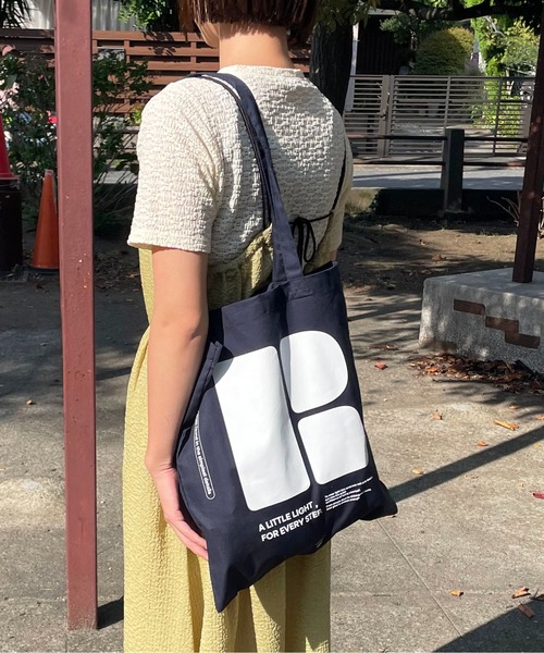 rae(レイ)の「【新色追加】rae /Urban Print Tote Bag / アーバンプリントトートバッグ(トートバッグ・レディース・ダークグレー/グリーン/ネイビー系/イエロー/オレンジ/ダークブラウン/バーガンディー/ミント/サンドベージュ/サックスブルー/ピンク/ライトパープル/ライトブルー/オリーブ/パープル・FREE)」の16枚目の写真