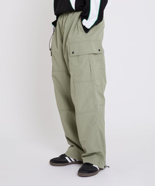 WMC(ダブリューエムシー)の「リップストップジッパーカーゴパンツ_カーキ(スウェットパンツ・レディース・カーキ・30(M)/32(L))」の1枚目の写真