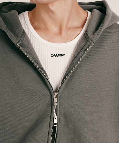 DWSE(ディーダブリューエスイー)の「エッセンシャルスウェットジップアップフーディ(チャコール)(パーカー・メンズ・その他・SMALL/MEDIUM/LARGE/X-LARGE)」の7枚目の写真