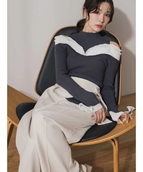 MERCURYDUO（マーキュリーデュオ）の「プリーツフリル使いニット（ニット/セーター・レディース・チャコールグレー/オフホワイト/ベージュ・FREE）」の4枚目の写真