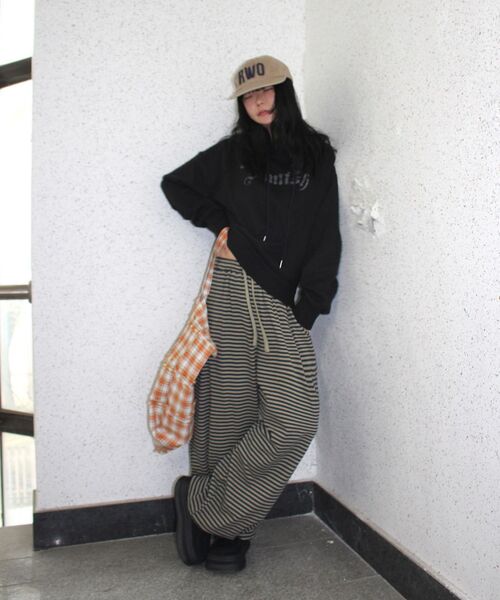 DAMISH(ダミシュ)の「ゴシッククロスアーチレタリングフード_グレー(パーカー・レディース・グレー・MEDIUM/LARGE)」の5枚目の写真