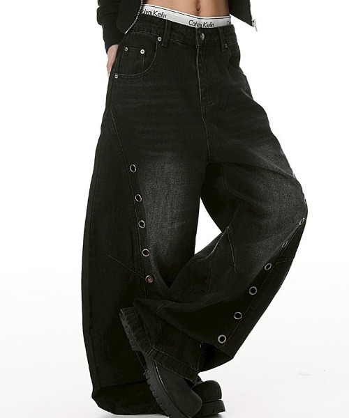 almo(アルモ)の「【LAMPOON】アイレットデザインカーブデニムパンツ(デニムパンツ・レディース・ブラック・MEDIUM/SMALL/X-LARGE/LARGE)」の2枚目の写真