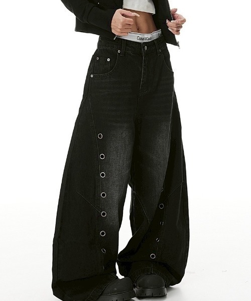 almo(アルモ)の「【LAMPOON】アイレットデザインカーブデニムパンツ(デニムパンツ・レディース・ブラック・MEDIUM/SMALL/X-LARGE/LARGE)」の3枚目の写真