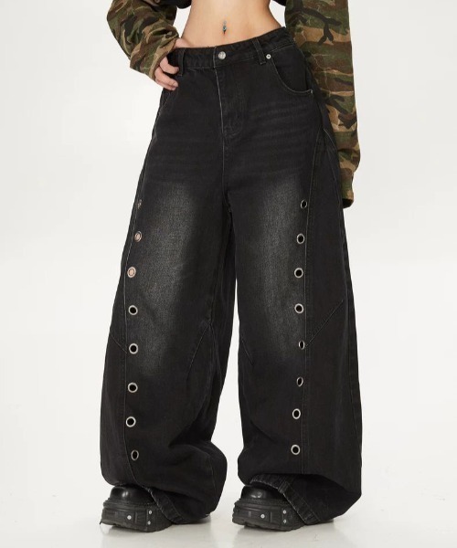 almo(アルモ)の「【LAMPOON】アイレットデザインカーブデニムパンツ(デニムパンツ・レディース・ブラック・MEDIUM/SMALL/X-LARGE/LARGE)」の5枚目の写真