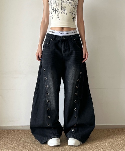 almo(アルモ)の「【LAMPOON】アイレットデザインカーブデニムパンツ(デニムパンツ・レディース・ブラック・MEDIUM/SMALL/X-LARGE/LARGE)」の10枚目の写真