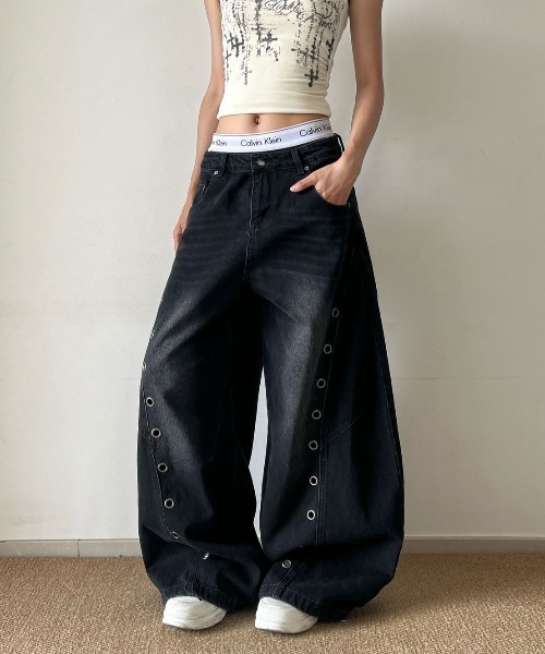almo(アルモ)の「【LAMPOON】アイレットデザインカーブデニムパンツ(デニムパンツ・レディース・ブラック・MEDIUM/SMALL/X-LARGE/LARGE)」の11枚目の写真