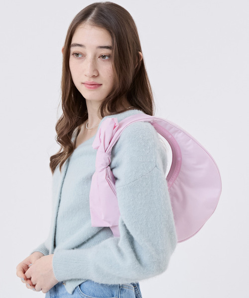 LeSportsac(レスポートサック)の「BOW CRESCENT SHOULDER ピンクボウズ(ショルダーバッグ・レディース・ピンク・FREE)」の1枚目の写真
