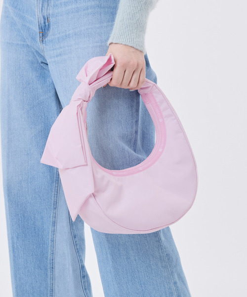 LeSportsac(レスポートサック)の「BOW CRESCENT SHOULDER ピンクボウズ(ショルダーバッグ・レディース・ピンク・FREE)」の2枚目の写真