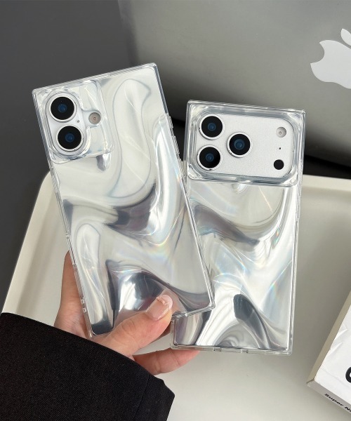 Fun & Daily（ファンアンドデイリー）の「Silver Silky iPhone Case 16 17 Pro ProMax / アイフォンケース（スマホケース/カバー・レディース・シルバー・iPhone 17/iPhone 16/iPhone 16 Pro/iPhone 16 Pro Max/iPhone 17 Pro/iPhone 17 Pro Max）」の2枚目の写真