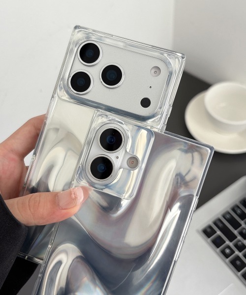Fun & Daily（ファンアンドデイリー）の「Silver Silky iPhone Case 16 17 Pro ProMax / アイフォンケース（スマホケース/カバー・レディース・シルバー・iPhone 17/iPhone 16/iPhone 16 Pro/iPhone 16 Pro Max/iPhone 17 Pro/iPhone 17 Pro Max）」の3枚目の写真