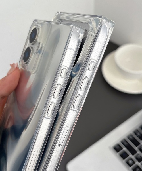 Fun & Daily（ファンアンドデイリー）の「Silver Silky iPhone Case 16 17 Pro ProMax / アイフォンケース（スマホケース/カバー・レディース・シルバー・iPhone 17/iPhone 16/iPhone 16 Pro/iPhone 16 Pro Max/iPhone 17 Pro/iPhone 17 Pro Max）」の4枚目の写真