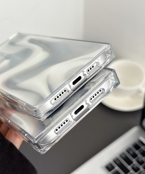 Fun & Daily（ファンアンドデイリー）の「Silver Silky iPhone Case 16 17 Pro ProMax / アイフォンケース（スマホケース/カバー・レディース・シルバー・iPhone 17/iPhone 16/iPhone 16 Pro/iPhone 16 Pro Max/iPhone 17 Pro/iPhone 17 Pro Max）」の5枚目の写真