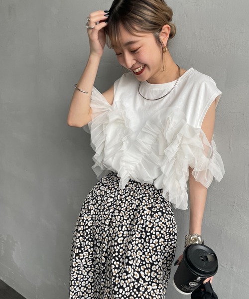 nenom（ネノム）の「[nenom/ネノム] マルチWAY ビスチェ風チュールフリルドッキングノースリーブTシャツ【追加】（Tシャツ/カットソー・レディース・チャコールグレー/オフホワイト/ライトグレー/ブラック・F）」の2枚目の写真