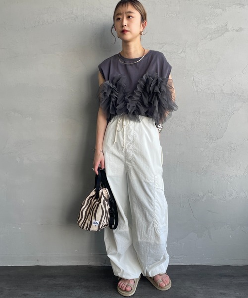 nenom（ネノム）の「[nenom/ネノム] マルチWAY ビスチェ風チュールフリルドッキングノースリーブTシャツ【追加】（Tシャツ/カットソー・レディース・チャコールグレー/オフホワイト/ライトグレー/ブラック・F）」の7枚目の写真