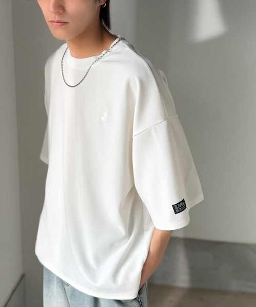 Java（ジャバ）の「《JaVaジャバコラボ》【接触冷感・UVカット機能付き】シャリ生地で夏も快適！胸刺繍 梨地カットジョーゼットTシャツ（オーバーサイズ）（Tシャツ/カットソー・メンズ・ブラック/グレイッシュベージュ/ブルー/チャコールグレー/ホワイト・LARGE/MEDIUM/SMALL）」の11枚目の写真