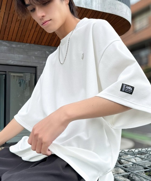 Java（ジャバ）の「《JaVaジャバコラボ》【接触冷感・UVカット機能付き】シャリ生地で夏も快適！胸刺繍 梨地カットジョーゼットTシャツ（オーバーサイズ）（Tシャツ/カットソー・メンズ・ブラック/グレイッシュベージュ/ブルー/チャコールグレー/ホワイト・LARGE/MEDIUM/SMALL）」の7枚目の写真