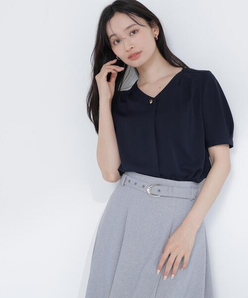NATURAL BEAUTY BASIC(ナチュラルビューティーベーシック)の「◇メタルポイントVネックブラウス(シャツ/ブラウス・レディース・ラベンダー/ネイビー/オフホワイト・SMALL/MEDIUM)」の2枚目の写真